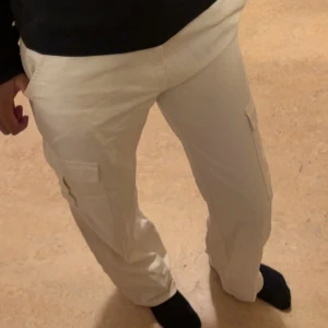 Cargo byxor🤍 - ALDRIG ANVÄND jätte fina cargos från pull&bear som passar för allt 