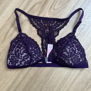 Säljer denna helt nya, aldrig använda BH:n från Hunkemöller! Supersnygg rygg i spets! Nypris: 399kr