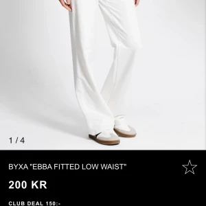 BYXA "EBBA FITTED LOW WAIST" - Säljer oanvända vita BYXA "EBBA FITTED LOW WAIST" från lager 157 som jag köpte för 150kr
