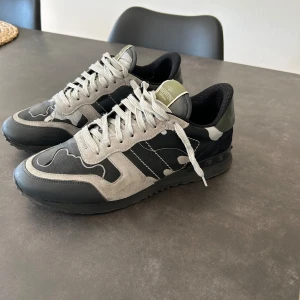 Valentino rockrunner - Säljer dessa Valentino rockrunners i storlek 41 men passar 42, finns ingen innersula men annars är skorna i bra skick!