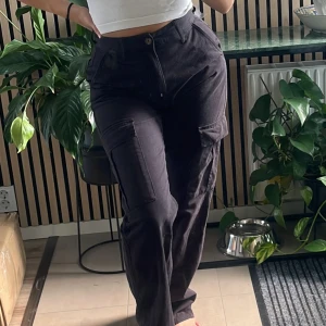 Svarta cargobyxor - Svarta cargobyxor i en mer tvättad färg. Inte använda så mycket och i bra skick