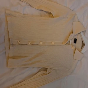 Topp - Söt skjorta/kofta från Gina aldrig använt & är i topp kvalitet, storlek M och är creamvit.