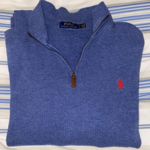 Ralph Lauren halv zip - En riktigt fet Ralph Lauren halv zip i en rirkigt fin blå färg. Storlek L/G och i bra skick med Inge bieffekter för ett härligt pris. 