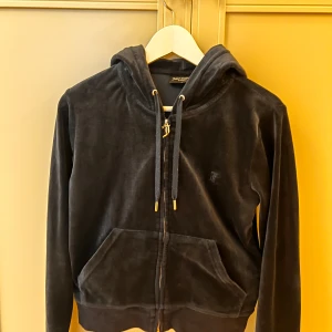 Juicy couture - Juicy couture kofta i storlek M i topp skick, använd men ser ut som ny köpt från Nelly.com