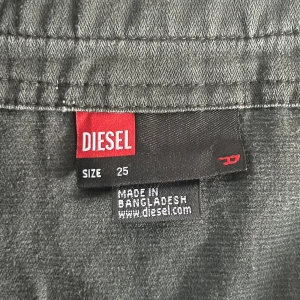 Diesel Jeanskjol - Så cool grå jeanskjol från diesel med brett midjeband och snea knappar. Väldigt gott skick och bra kvalitet. Skriv gärna till mig om du undrar något mer eller vill se ytterligare bilder!<3