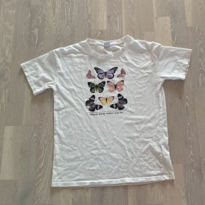 Vit fjärils tröja, oversize och väldigt bekväm. - Bra kvalitet, storlek, 158-164 Bäkväm, tröjan har fjärilar på framsidan och är vit på baksidan!