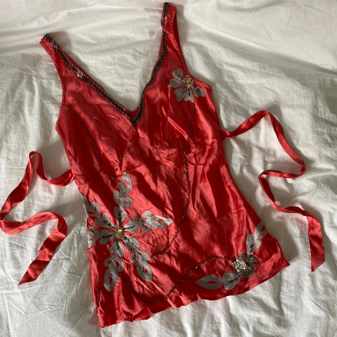 Silkestopp med broderier - 90