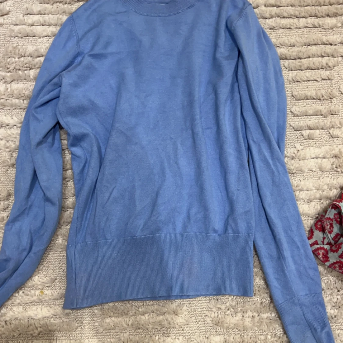 blå finstickad topp med knappar