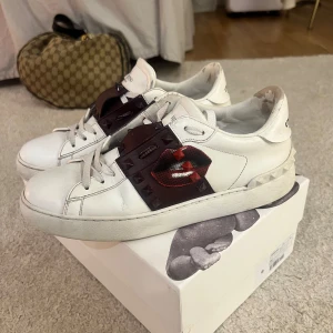 Valentino Garavani X Undercover skor - Säljer valentino skor❤️ Väldigt unika! Med pussmun - Undercover. har defekter men också mycket kvar att ge. Två taggar har trillat av men det är ”inåt” och ej utåt och därför syns det inte så mycket. Dustbag, originallåda mm utom extrasnören medföljer