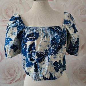 Short cotton top - Kort, fyrkantig urringning, puffärmar.  Köptes, tvättades och blev liggandes. I nyskick.