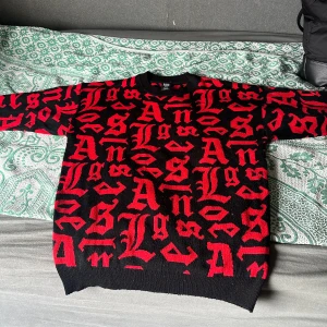 Black Squad tröja  - Använd 3 gånger, alltså i använd skick, inga detaljerade skador, samt hål.  Storleken XS men passar som S