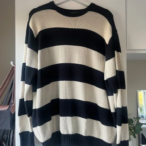 Stickad Brandy Melville tröja - Säljer min brandy melville tröja i storlek One size men den är oversized i passformen 