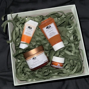 Orgins fave four  - Helt ny, aldrig testad då jag har dubbletter. Innehåller serien ginzing: •Refreshing scrub cleanser 30ml •Into the glow Brightening serum 15ml •Glow-boosting Gel Moisturizer 50ml •Refereshing eye cream tobrighten  and depuf 5ml