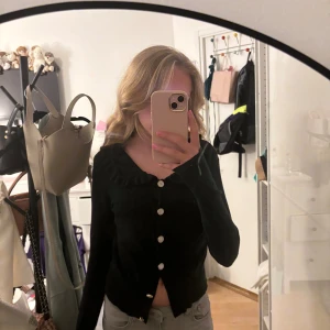 Kofta - Svart kofta ifrån cc fashion, använd ett fåtal gånger och är därmed i bra skick. Storleken är S/M men skulle säga att den passar xs/s. Säljer denna eftersom att den inte används, pris kan diskuteras💗