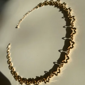 Halsband med fjärilar  - Guldfärgat halsband med fjärilar från Bik Bok. Använts en del men är i fint skick! Ser lite rosé-färgat ut i vissa ljus som t.ex. på andra bilden. Pris kan självklart diskuteras!