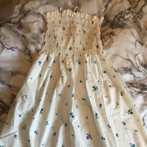 Klänning - Jättesöt klänning från H&M som inte kommer till användning. Den är aldrig använd endast testad. Den har axelband som man även kan ta bort, skulle säga att den är till knäna. Skriv vid frågor💕 (Köparen står för frakten💗)