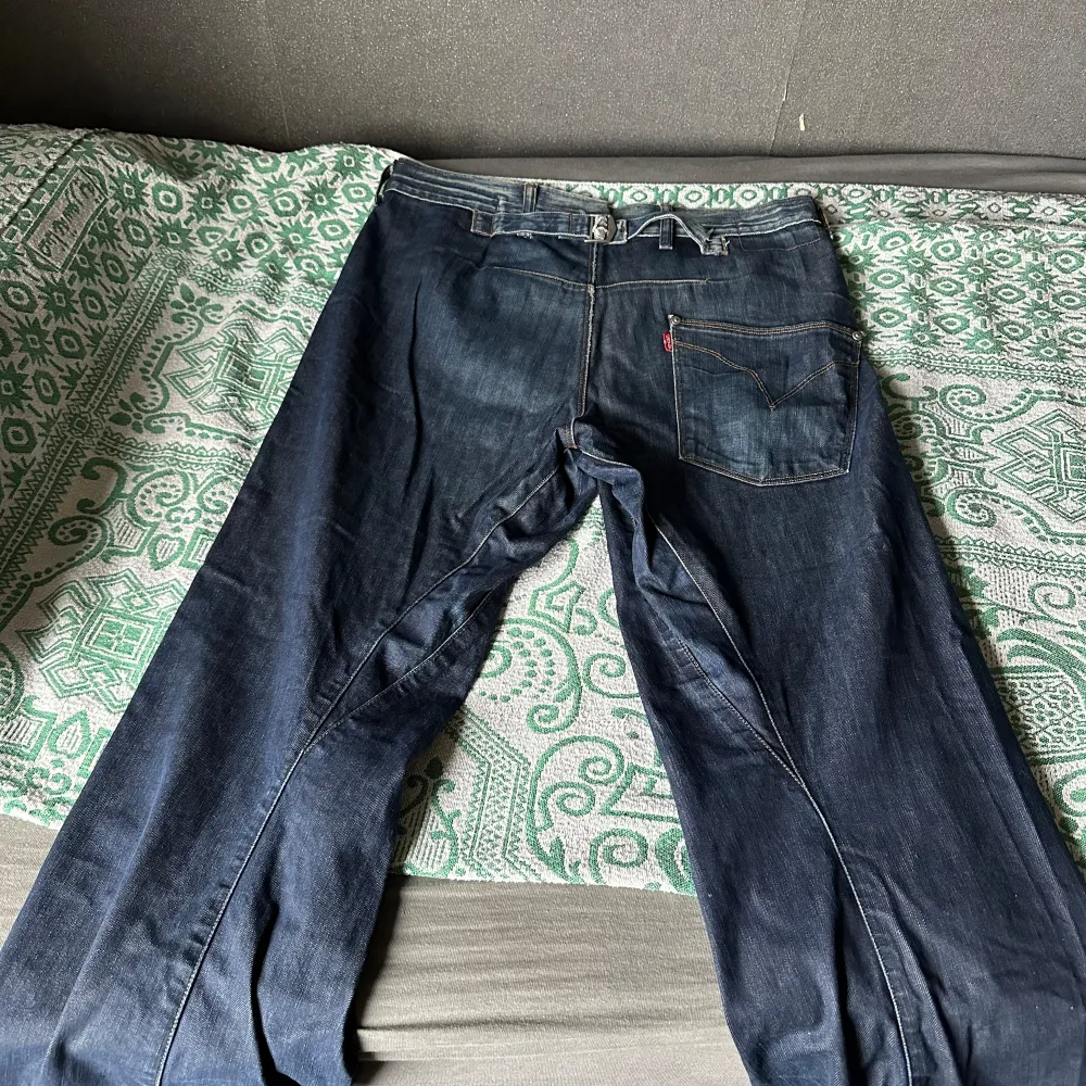 Jeansen är baggt jeans så som du ser på bilderna, de är bra skick och är ett pärla i branschen . Farkut & Housut.