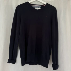 Marinblå Tommy Hilfiger tröja - Marinblå Tommy Hilfiger tröja i storlek 164/XS