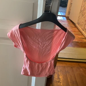 Rosa Open back tröja - Köpte på plick, gillade inte färgen så säljer den, bra skick ser ut som ny🤍i storlek xs passar även S