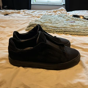 Axel arigato skor  - Säljs pga av används ej mera  Skickt 5/10  Har hål vid hälen på båda skorna men märks ej