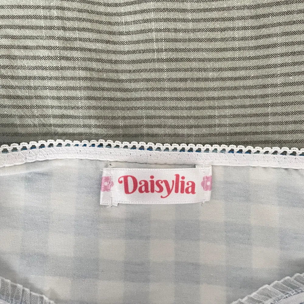 Super gulligt linne från Daisylia. I perfekt skick då det aldrig är använt. . Toppar.