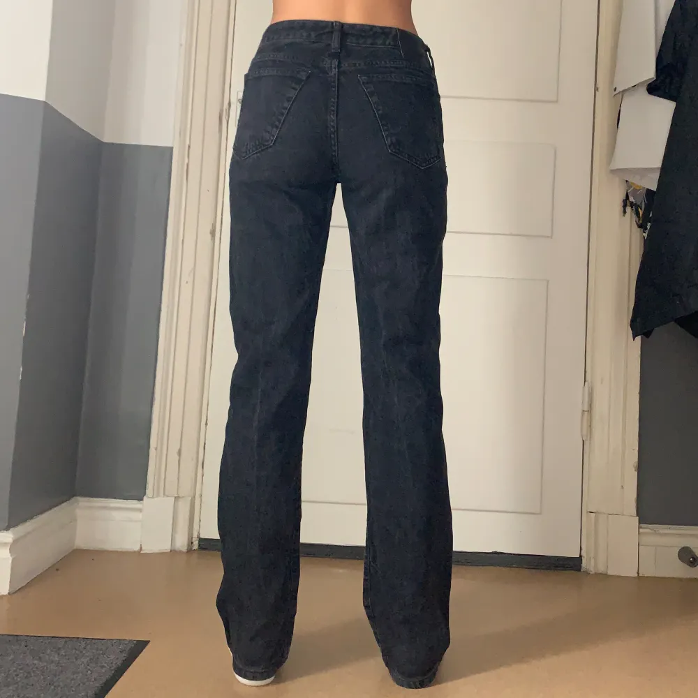 Svarta jeans från Never Denim i bra skick men urtvättade. Low waist men jag upplever att de är mer åt mid waist- hållet. Skriv om du undrar nåt🤗Midjemått rakt över: 33 cm Innerbenslängd: 79 cm . Jeans & Byxor.