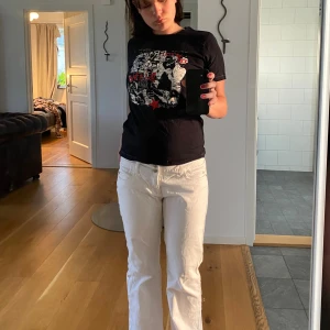 Unik tröja med tryck  - Cool unik tröja med tryck i bra skick! Skriv vid frågor och kicka gärna in mina andra annonser😋🫶