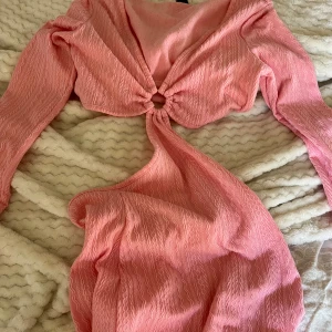 Fin rosa klänning  - Klänningen är väldigt öppen både vid brösten och sedan på sidorna av magen!🩷 jag tycker den är jättefin men det är inte riktigt min stil längre 🫶🏼materialet är stretchigt! Skriv för privata bilder