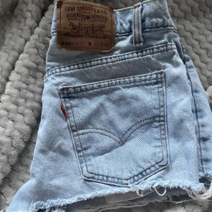 Levis shorts - Jag säljer dessa Levis shortsen då dom inte passar längre tyvärr❤️