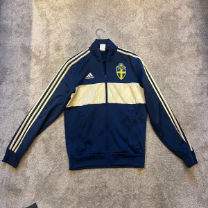 Sverige zip Tröja  - Sverige Zip Tröja. Passar perfekt till shorts som jag även säljer på min sida. Kan göra paketpris:) Bra till Vardag och Träning 