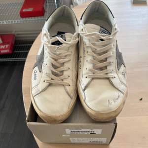 WTS   Golden Goose Superstar sneakers  Säljer ett par Super - Star skor i mycket bra skick. Mycket lätt använda!  Storlek 44 BIN 3000kr