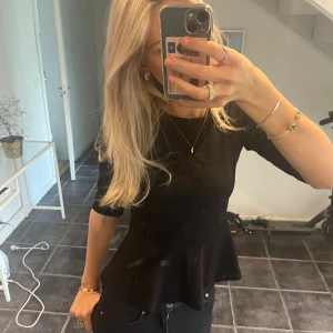 Trekvartsärmad topp - Säljer min fina topp ifrån bikbok🩷🩷den är i bra skick 