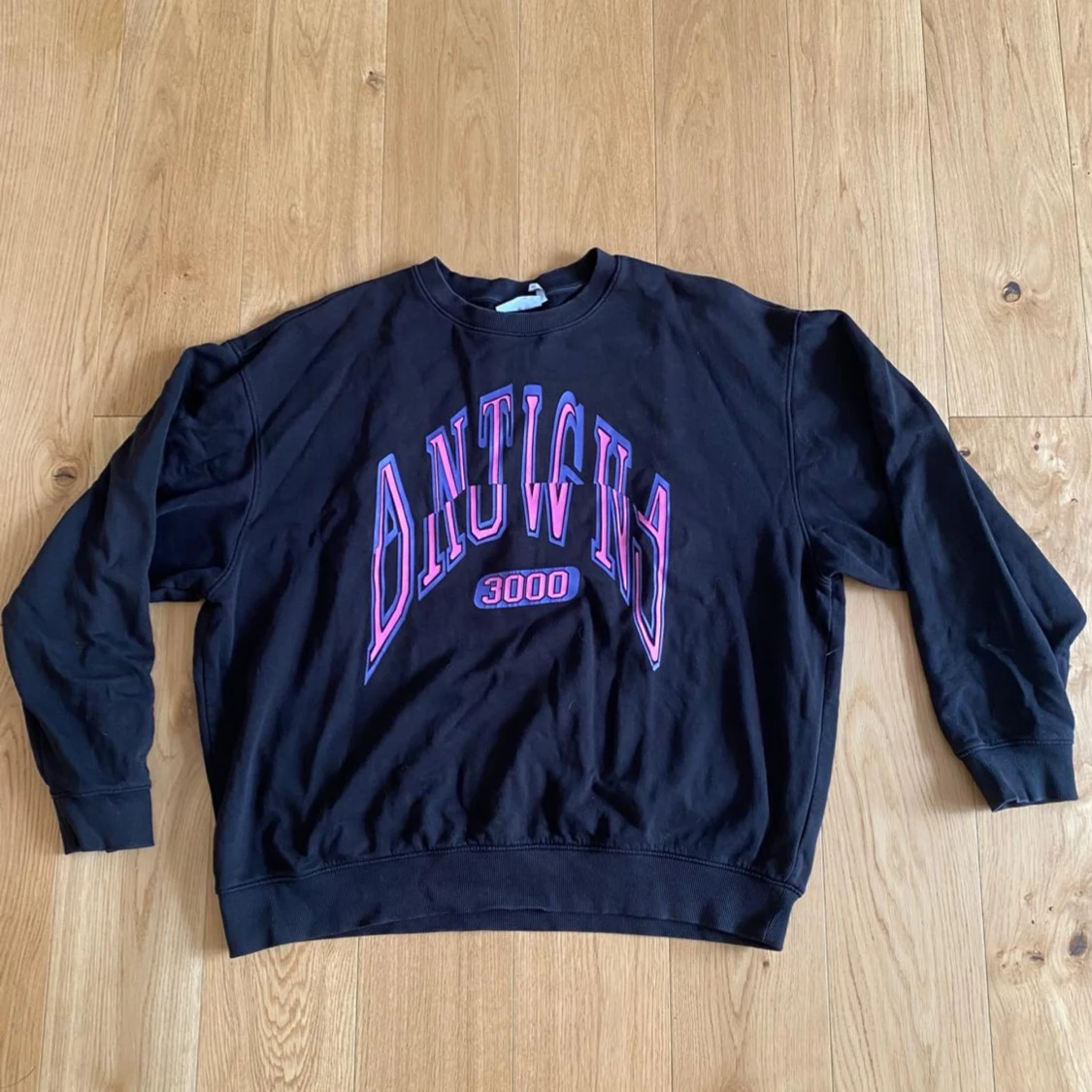 Svart sweatshirt från Weekday