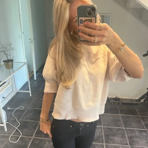 Stickad t-shirt - Säljer min rosa stickade T-shirt ifrån Lindex🩷den är i bra skick endast lite noppig men de går säkert att ta bort 