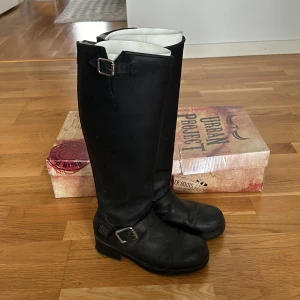 Svarta stövlar - Säljer mina svarta stövlar pga de är för små för mig. Jag använde dem inte så många gånger så de är fortfarande fräscha. Köpte dem för 1700kr.