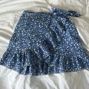 Kjol!! - Supersöt blå kjol med små söta blommor 😍storlek Xs. 