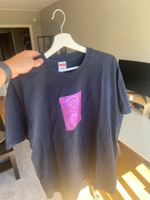 Tshirt Supreme - T-shirt från supreme.  Köpt på supremenewyork, kvitto finns!  Mycket sparsamt använd