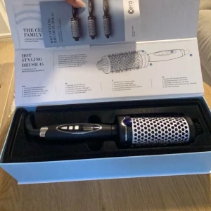 Värmeborste  - En oanvänd Värmeborste från Cera.  I storlek mellan, (45mm). Dess värme går att justera allt mellan 130 till 230 grader. Automatisk avstängning efter en timme och har 2,5 meter lång sladd.  Bilderna är mina 🩵 priser kan alltid diskuteras, ha de fint!