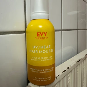 Evy UV/Heat hair mousse  - Multifunktionell hårmousse som fungerar både som volymgivande stylingprodukt och UV/värmeskydd upp till 210 grader. Endast testad så det är mycket kvar. 