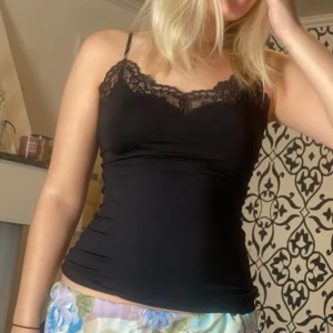 Ett svart linne från Lindex  - Aldrig använd köpte men kom inte till användning då jag hade ett annat linne jag gilla med❤️