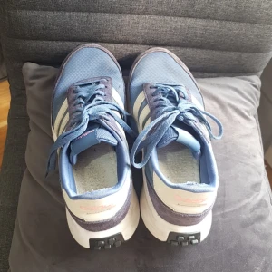 Adidas skor  - Skorna är lite trasiga i hällen men man kan köpa en lapp att sätta på de trasiga.
