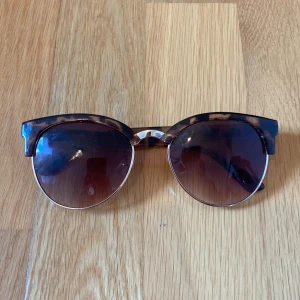 Brun/svarta solglasögon  - Snygga solglasögon i färgerna svart och brun. Använd få gånger.