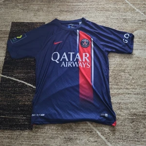 PSG 2023/2024 Mbappé 7 - Oanvänd samt i väldigt bra skick