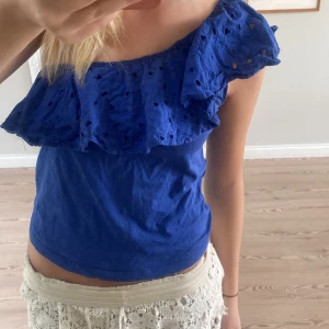 Off sholder topp - Jätte söt off sholder topp från mango i storlek M men passar S💕 inga defekter💗