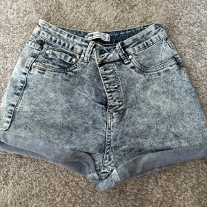 jeansshorts - Använda ett fåtal gånger men i mycket bra skick 