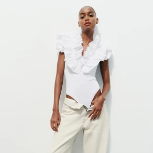 Body med volang - Säljer pga att den inte passade mig. Lapp kvar!