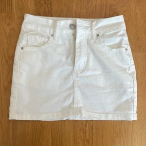 Vit kjol - Helt ny kjol, säljer då den inte passa. Nypris 159!