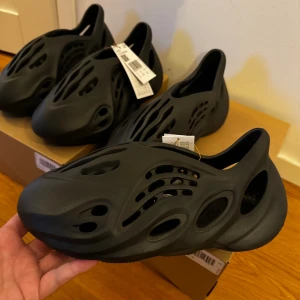 Yeezy foam RNR - Oanvända yeezy foam RNR onyx i storlek 44,5. 