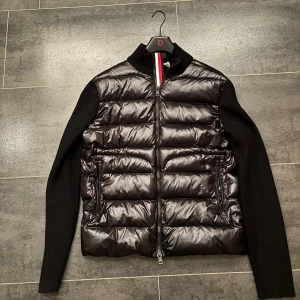 Moncler cardigan - Säljer min cardigan då den inte kommer till användning, passar L och Xl.  Bra skick inga skador, bara komma dm om du undrar över något 🤩