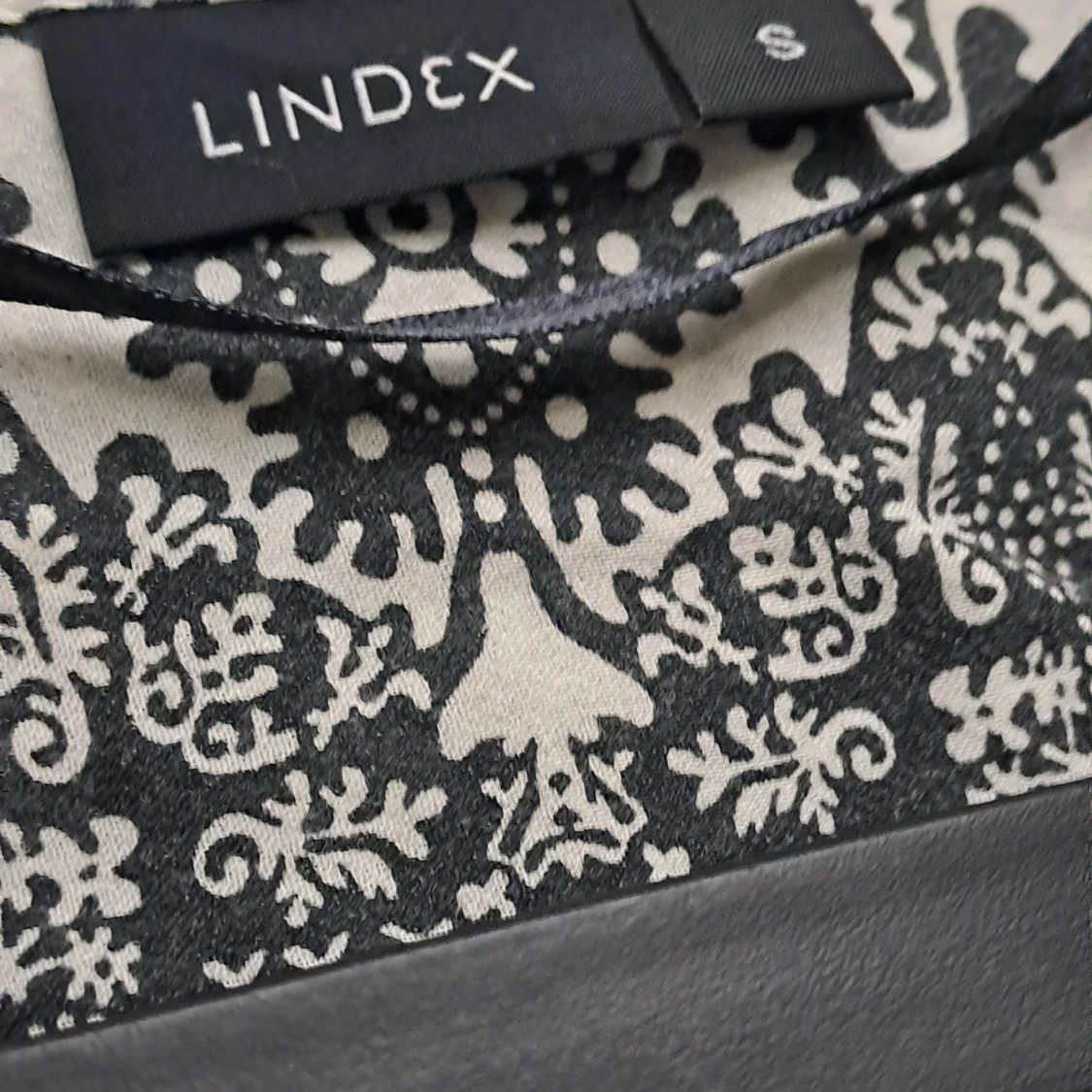 Svartvit mönstrad klänning från Lindex - 90